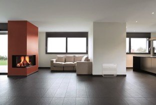 Parapetní klimatizace v moderním obývacím pokoji s krbem a velkými okny Parapetní klimatizace v moderním obývacím pokoji s krbem a velkými okny
